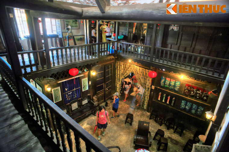 Hệ thống ban công và cửa là kiểu kiến trúc Trung Quốc.