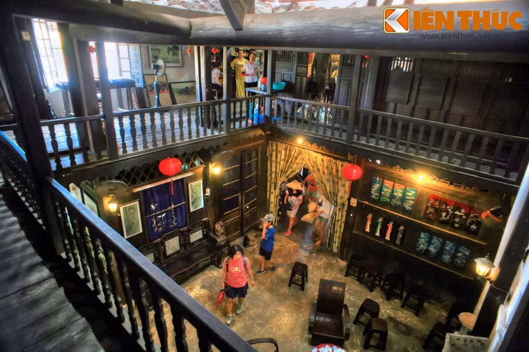 Hệ thống ban công và cửa là kiểu kiến trúc Trung Quốc.