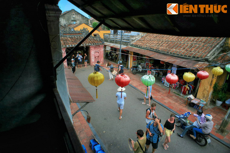 Ngôi nhà có vị trí đắc địa, ngay cạnh Chùa Cẩu nổi tiếng, do đó lượng khách ghé thăm luôn luôn đông đúc.