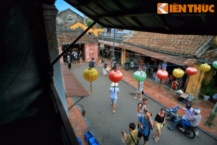 Ngôi nhà có vị trí đắc địa, ngay cạnh Chùa Cẩu nổi tiếng, do đó lượng khách ghé thăm luôn luôn đông đúc.