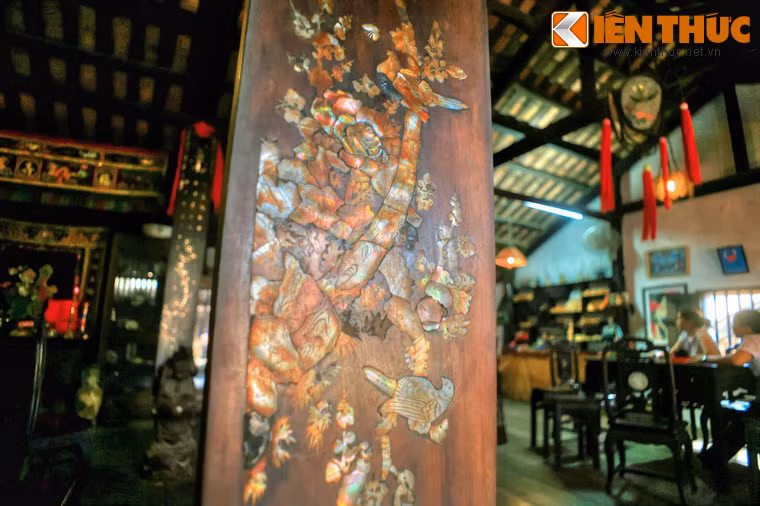 Vật liệu chủ yếu để dựng nhà là gỗ. Hệ thống trụ đỡ ngôi nhà có đến 80 cột gỗ lim quý, tất cả được đặt trên chân đá để tránh tiếp xúc với mặt đất, giúp kéo dài tuổi thọ.