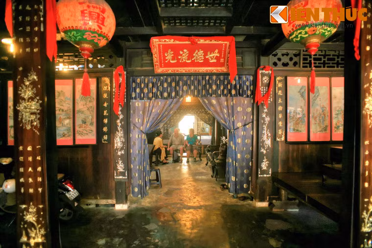 Về tổng quan, nhà cổ Phùng Hưng cũng là kiểu nhà buôn bán phổ biến trong thế kỷ 19 tại các đô thị Việt Nam với kết cấu hai tầng, hình ống, mặt tiền rộng.