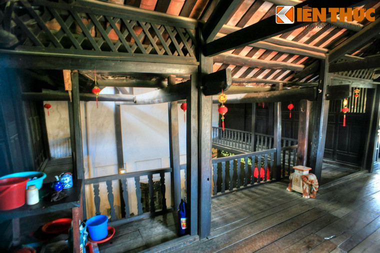 Hệ thống sườn gỗ, xà ngang, xà dọc, mái truyền thống hai hướng ở gian trước và gian sau là kiểu kiến trúc đặc trưng của Việt Nam.