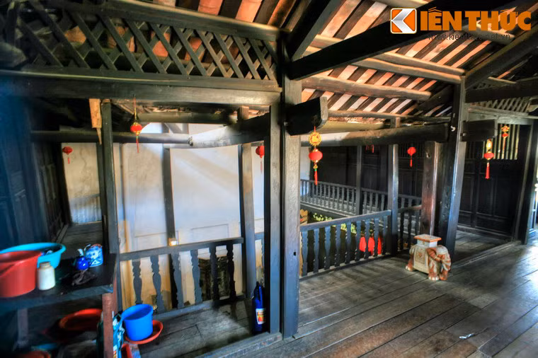 Hệ thống sườn gỗ, xà ngang, xà dọc, mái truyền thống hai hướng ở gian trước và gian sau là kiểu kiến trúc đặc trưng của Việt Nam.