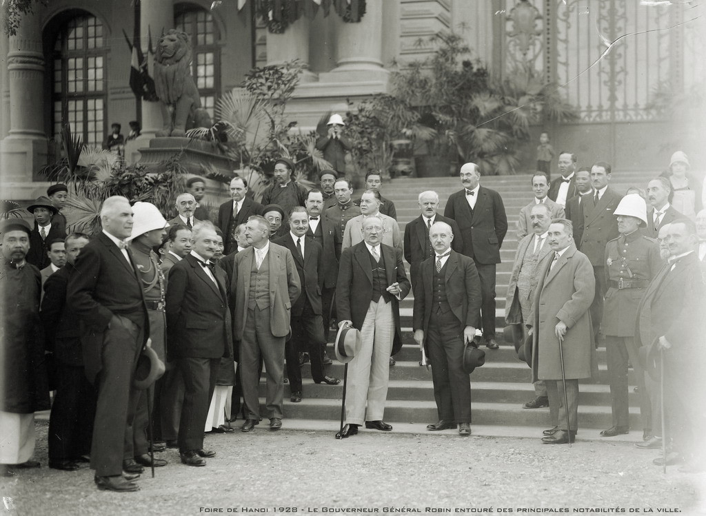 Quan Thống sư Bắc Kỳ Robin cùng các quan chức Pháp chụp ảnh lưu niệm tại đấu xảo Hà Nội 1928.