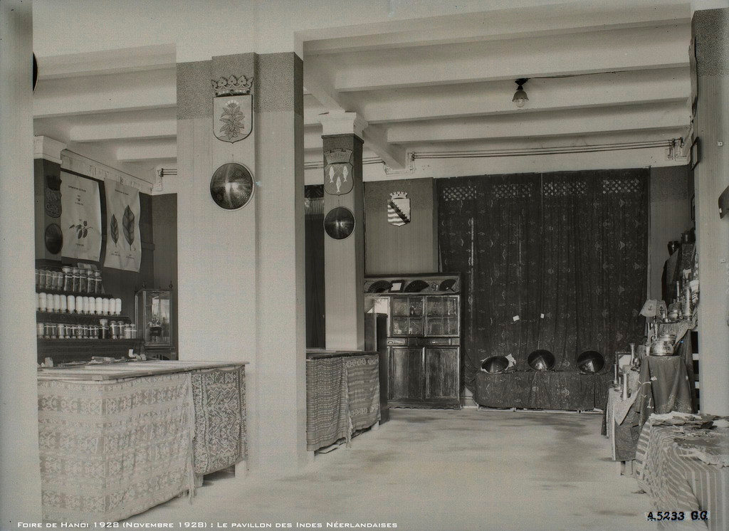 Bên trong nhà trưng bày Đông Ấn.