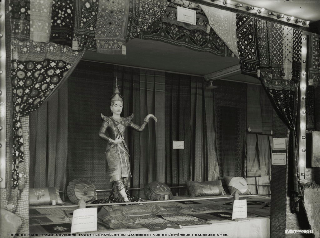 Gian hàng vải, đồ dệt may ở nhà trưng bày Campuchia.