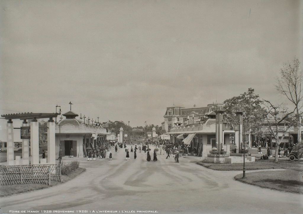 Trục đường chính ở đấu xảo Hà Nội năm 1928. Đây là một hội chợ - triển lãm tầm vóc quốc tế, diễn ra với mục đích quảng bá các sản phẩm thương mại khu vực châu Á.