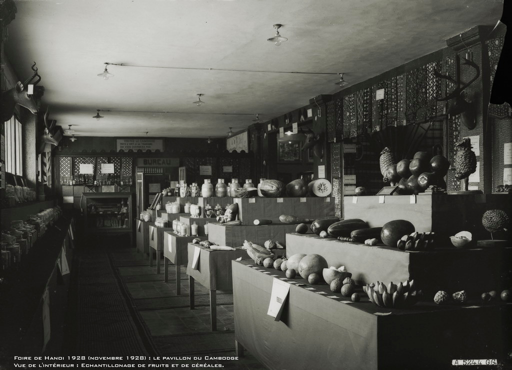 Nông sản và đồ gốm sứ trong nhà trưng bày Campuchia.