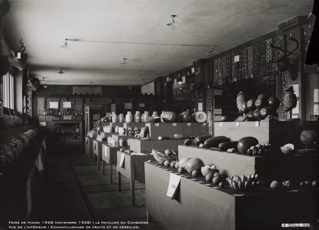 Nông sản và đồ gốm sứ trong nhà trưng bày Campuchia.