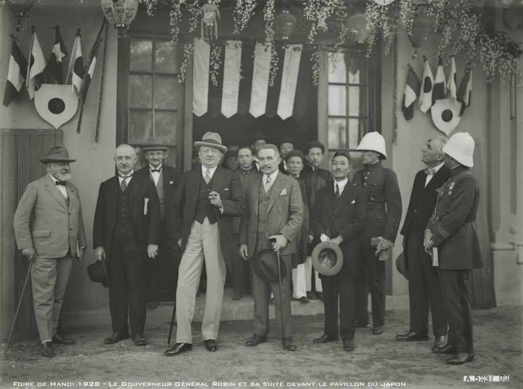 Quan Thống sứ Bắc Kỳ Robin cùng đoàn tùy tùng đứng phía trước gian hàng Nhật Bản.