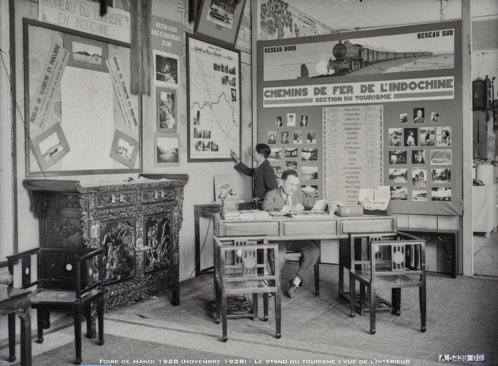 Du khách tìm hiểu các thông tin ở gian giới thiệu du lịch An Nam.