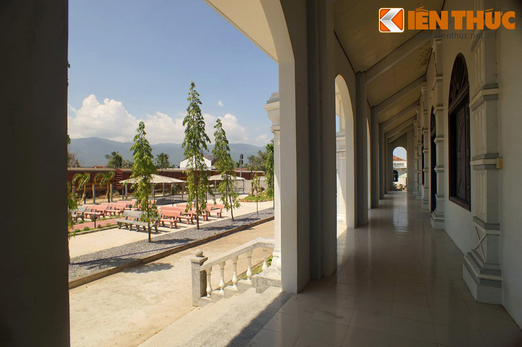 Dãy hành lang bao quanh thánh đường.