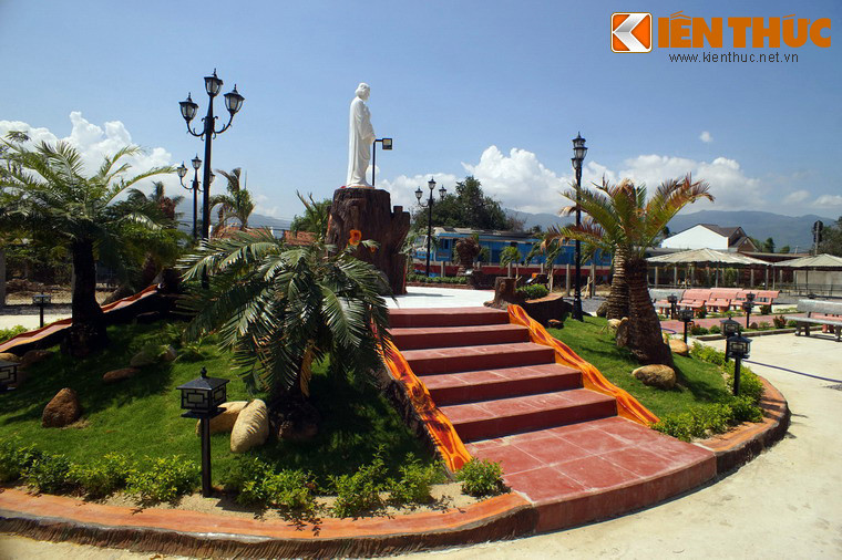 Từ sân nhà thờ, có thể ngắm nhìn những chuyến tàu qua lại hàng ngày vì đường sắt Bắc - Nam đi qua sát mặt hông của khuôn viên.