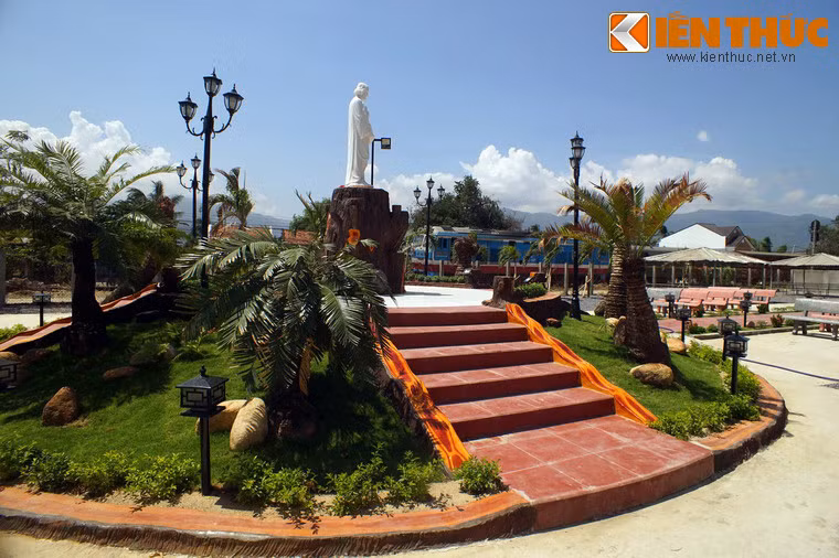 Từ sân nhà thờ, có thể ngắm nhìn những chuyến tàu qua lại hàng ngày vì đường sắt Bắc - Nam đi qua sát mặt hông của khuôn viên.