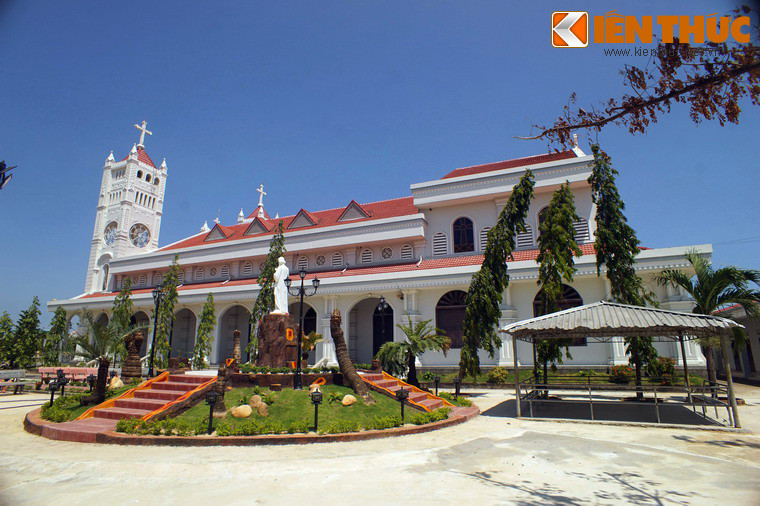 Nhà thờ nằm trong khuôn viên 1,5 ha, khối kiến trúc chính nguyên bản có kích thước 15 x 28 mét.