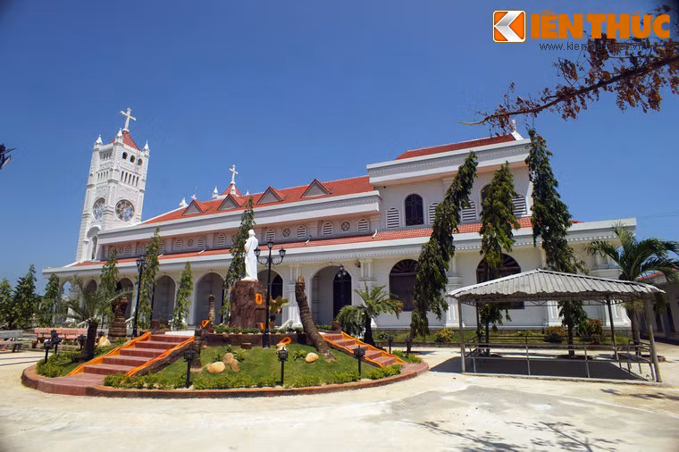 Nhà thờ nằm trong khuôn viên 1,5 ha, khối kiến trúc chính nguyên bản có kích thước 15 x 28 mét.