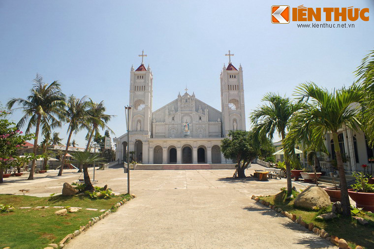 Theo sử sách, nhà thờ cổ này được xây dựng từ năm 1918-1920. Trực tiếp điều hành việc xây dựng là một nhóm kiến trúc sư người Pháp.