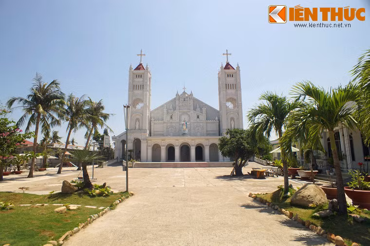 Theo sử sách, nhà thờ cổ này được xây dựng từ năm 1918-1920. Trực tiếp điều hành việc xây dựng là một nhóm kiến trúc sư người Pháp.