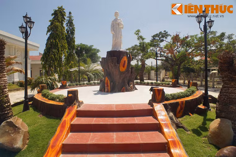 Bên ngoài nhà thờ, ở khuôn viên phía tay phải là đài tượng thánh Giu-se.