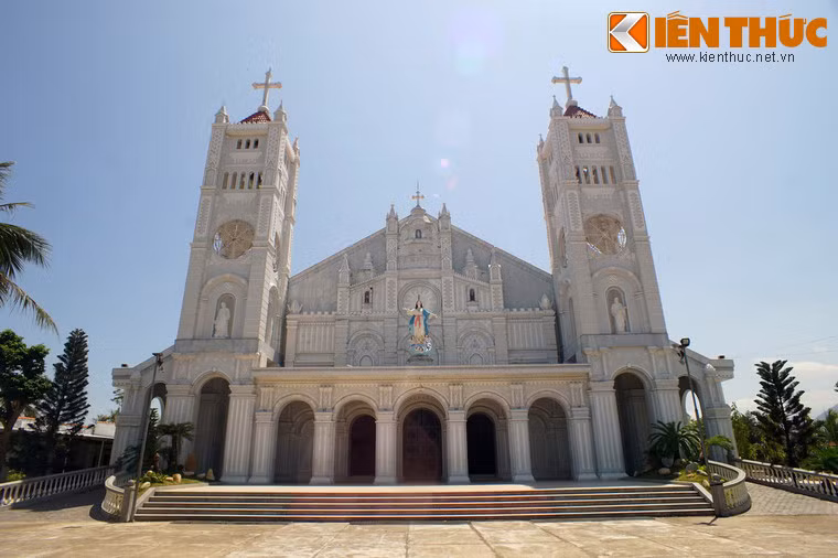 Lúc mới khánh thành, nhà thờ Vạn Giã mang kiến trúc Gothique cách điệu và tân kỳ, được xem là một trong những công trình xây dựng mỹ thuật bậc nhất miền Nam thời bấy giờ.