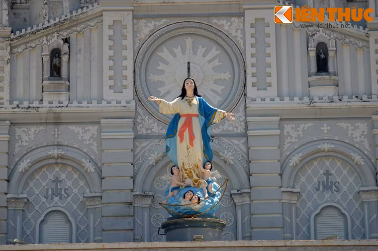 Một bức tượng Đức Mẹ Hồn Xác Lên Trời – bổn mạng của nhà thờ Vạn Giã – được đặt ở mặt tiền.