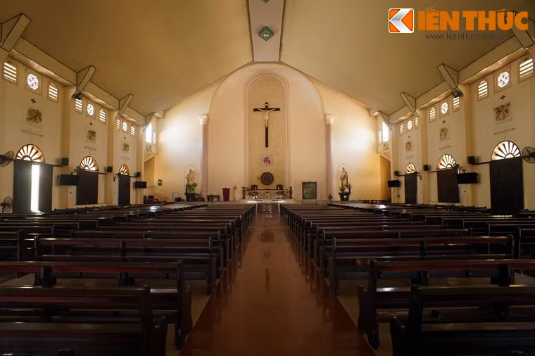 Bên trong thánh đường bài trí trang trí đơn giản, mộc mạc, với một tượng Chúa chịu nạn nổi bật ở cung thánh.