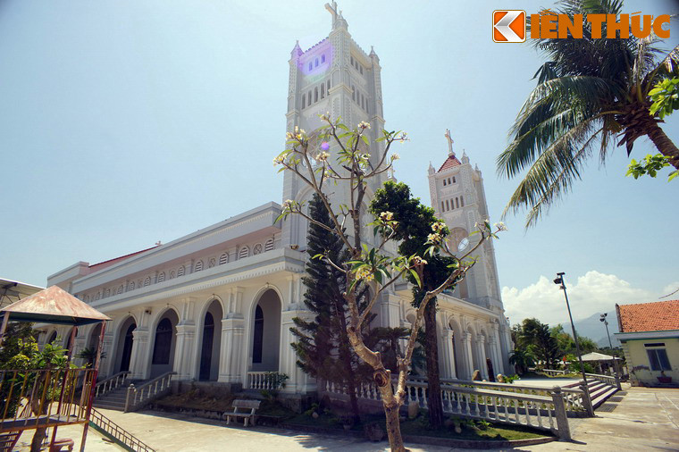 Đến thập niên 1990, nhà thờ Vạn Giã đã xuống cấp nặng nề. Trong năm 2006-2008, tòa thánh đường được đại trùng tu.