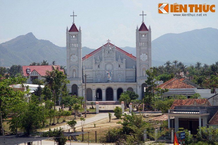 Nằm tại thị Trấn Vạn Giã, huyện Vạn Ninh, tỉnh Khánh Hòa, cách thành phố Nha Trang 60 km, nhà thờ Vạn Giã là một nhà thờ có lịch sử lâu đời và kiến trúc đẹp ở khu vực Nam Trung Bộ.