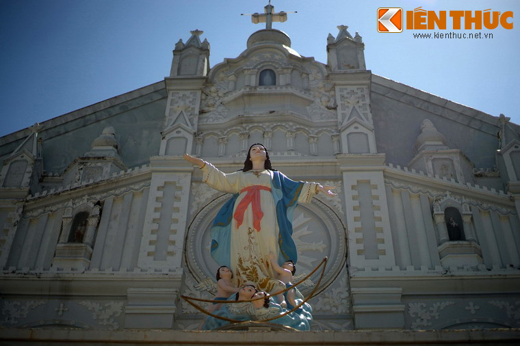 Mặt tiền nhà thờ có tháp nhọn ở chính giữa, vươn cao với đỉnh Thánh giá 21m. Các đỉnh phụ hai bên cách điệu với các hoa văn và đường nét rất thanh thoát.