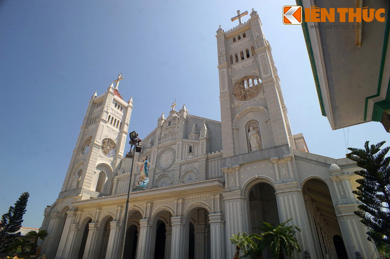 Không gian kiến trúc mỹ thuật nhà thờ mang cả hai phong cách Gothique xưa và nay, được đánh giá là trang trọng, thanh thoát, có sự hài hòa giữa tỉ lệ và nhịp điệu.