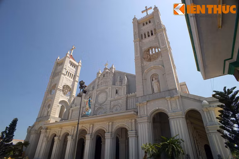 Không gian kiến trúc mỹ thuật nhà thờ mang cả hai phong cách Gothique xưa và nay, được đánh giá là trang trọng, thanh thoát, có sự hài hòa giữa tỉ lệ và nhịp điệu.