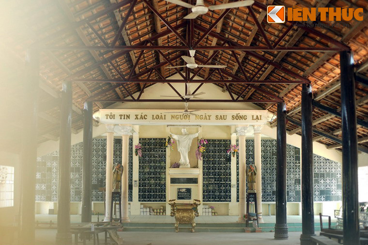 Cạnh hang đá Đức Mẹ là nhà quàn, bài trí giống một nhà nguyện nhỏ.