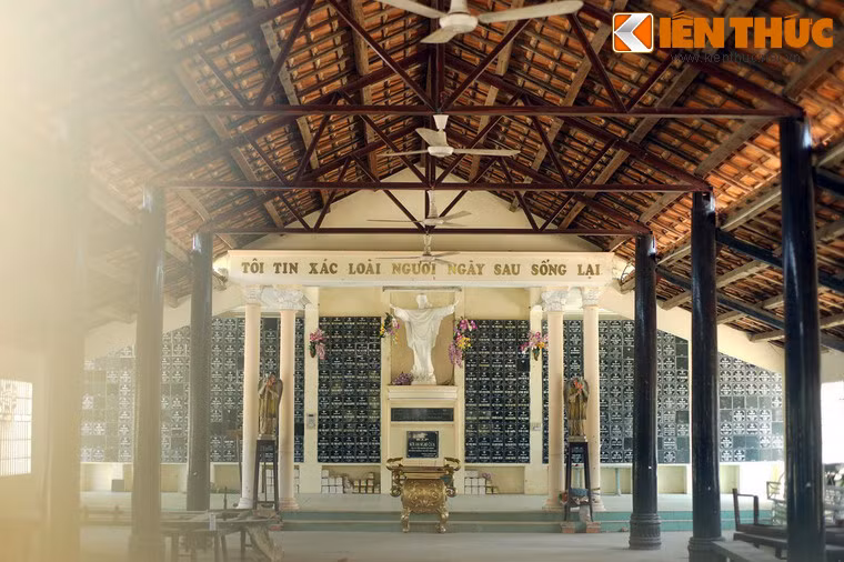 Cạnh hang đá Đức Mẹ là nhà quàn, bài trí giống một nhà nguyện nhỏ.