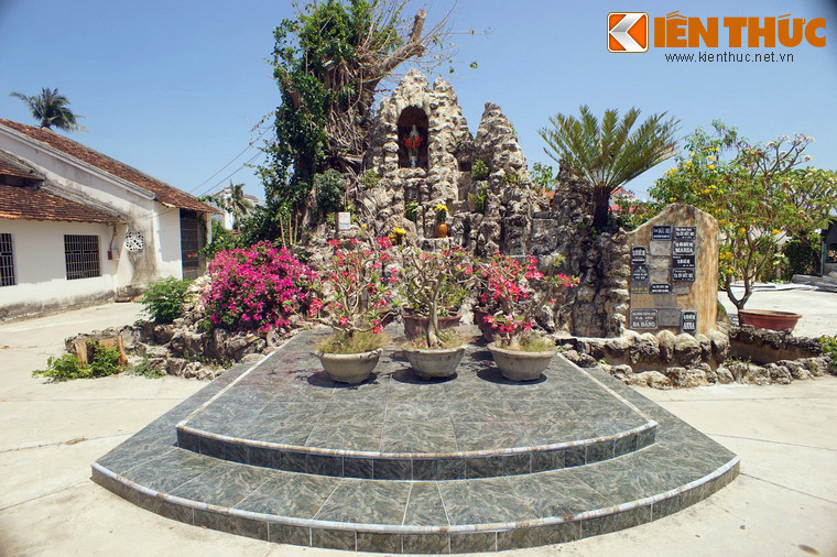 Phía trái là hang đá Đức Mẹ.