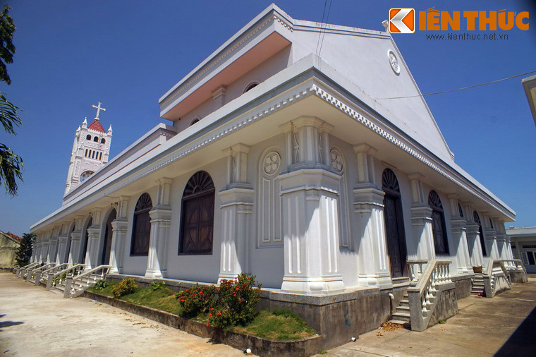 Mặt sau nhà thờ Vạn Giã.