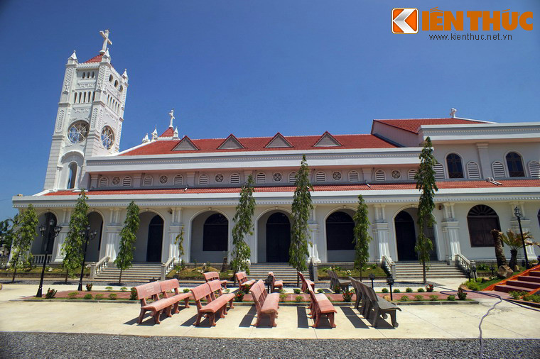 Nằm ở một vị trí thuận lợi, sát Quốc lộ 1 trên đường đến Nha Trang, nhà thờ Vạn Giã là một điểm dừng chân lý tưởng trên mảnh đất Khánh Hòa, đặc biệt là vào dịp lễ Giáng Sinh.