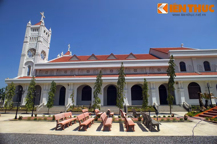 Nằm ở một vị trí thuận lợi, sát Quốc lộ 1 trên đường đến Nha Trang, nhà thờ Vạn Giã là một điểm dừng chân lý tưởng trên mảnh đất Khánh Hòa, đặc biệt là vào dịp lễ Giáng Sinh.