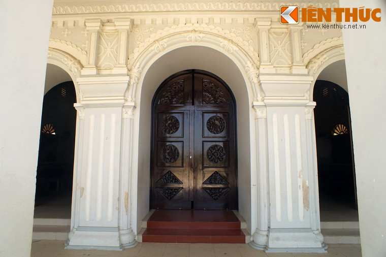 Cửa chính của thánh đường.