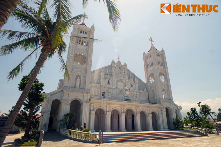 Mặt tiền của nhà thờ cũ được giữ nguyên, hai bên xây thêm hai tháp chuông.