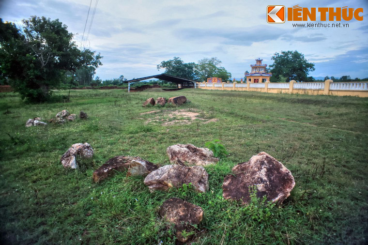 2. Nằm trên địa phận xã Nhơn Hậu, thị xã An Nhơn, tỉnh Bình Định, thành Đồ Bàn (thành Vijaya) từng là kinh đô của vương quốc Chăm Pa trong 5 năm thế kỷ, từ năm 999 đến năm 1471.