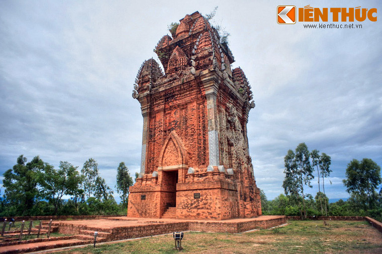 Công trình đáng chú ý nhất trong khu vực thành Vijaya là tháp Cánh Tiên cao gần 20 mét. Kiến trúc tháp Cánh Tiên được coi là tiêu biểu cho phong cách Bình Định có niên đại nửa sau thế kỷ 11 sang đầu thế kỷ 12, thuộc triều vua Harivarman IV (1074-1081) và Harivarman V (1113-1139).