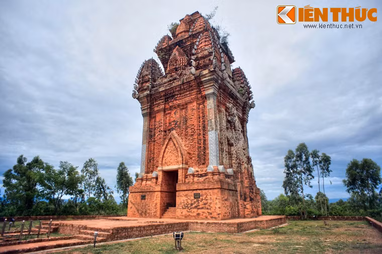 Công trình đáng chú ý nhất trong khu vực thành Vijaya là tháp Cánh Tiên cao gần 20 mét. Kiến trúc tháp Cánh Tiên được coi là tiêu biểu cho phong cách Bình Định có niên đại nửa sau thế kỷ 11 sang đầu thế kỷ 12, thuộc triều vua Harivarman IV (1074-1081) và Harivarman V (1113-1139).