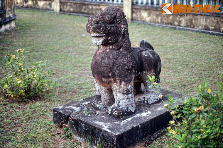 Bên trong thành còn lưu giữ một số tác phẩm điêu khắc của người Chăm, trong đó có một đôi sư tử bằng đá chạm trổ theo phong cách nghệ thuật Bình Định vào thế kỷ 12-14.