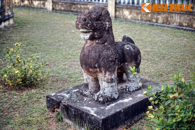 Bên trong thành còn lưu giữ một số tác phẩm điêu khắc của người Chăm, trong đó có một đôi sư tử bằng đá chạm trổ theo phong cách nghệ thuật Bình Định vào thế kỷ 12-14.