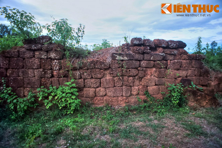 Trải qua biến thiên lịch sử, thành bị bỏ hoang từ thế kỷ 15, cuối thế kỷ 18 được xây mới để làm kinh đô của nhà Tây Sơn. Đến năm 1816, thành bị vua Gia Long cho phá bỏ. Hiện nay dấu tích của thành Vijaya xưa không còn nhiều. Đó là một số đoạn tường lũy bằng đá ong, ngoài là hào cạn...