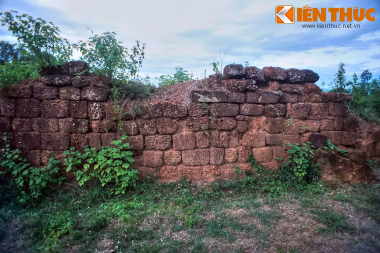 Trải qua biến thiên lịch sử, thành bị bỏ hoang từ thế kỷ 15, cuối thế kỷ 18 được xây mới để làm kinh đô của nhà Tây Sơn. Đến năm 1816, thành bị vua Gia Long cho phá bỏ. Hiện nay dấu tích của thành Vijaya xưa không còn nhiều. Đó là một số đoạn tường lũy bằng đá ong, ngoài là hào cạn...