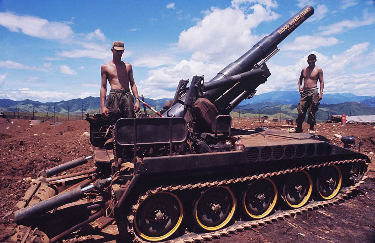 Lính Mỹ đứng trên một cỗ pháo tự hành ở Trại Carroll, một căn cứ pháo binh nằm ở Tây Nam huyện Cam Lộ, tỉnh Quảng Trị năm 1970.