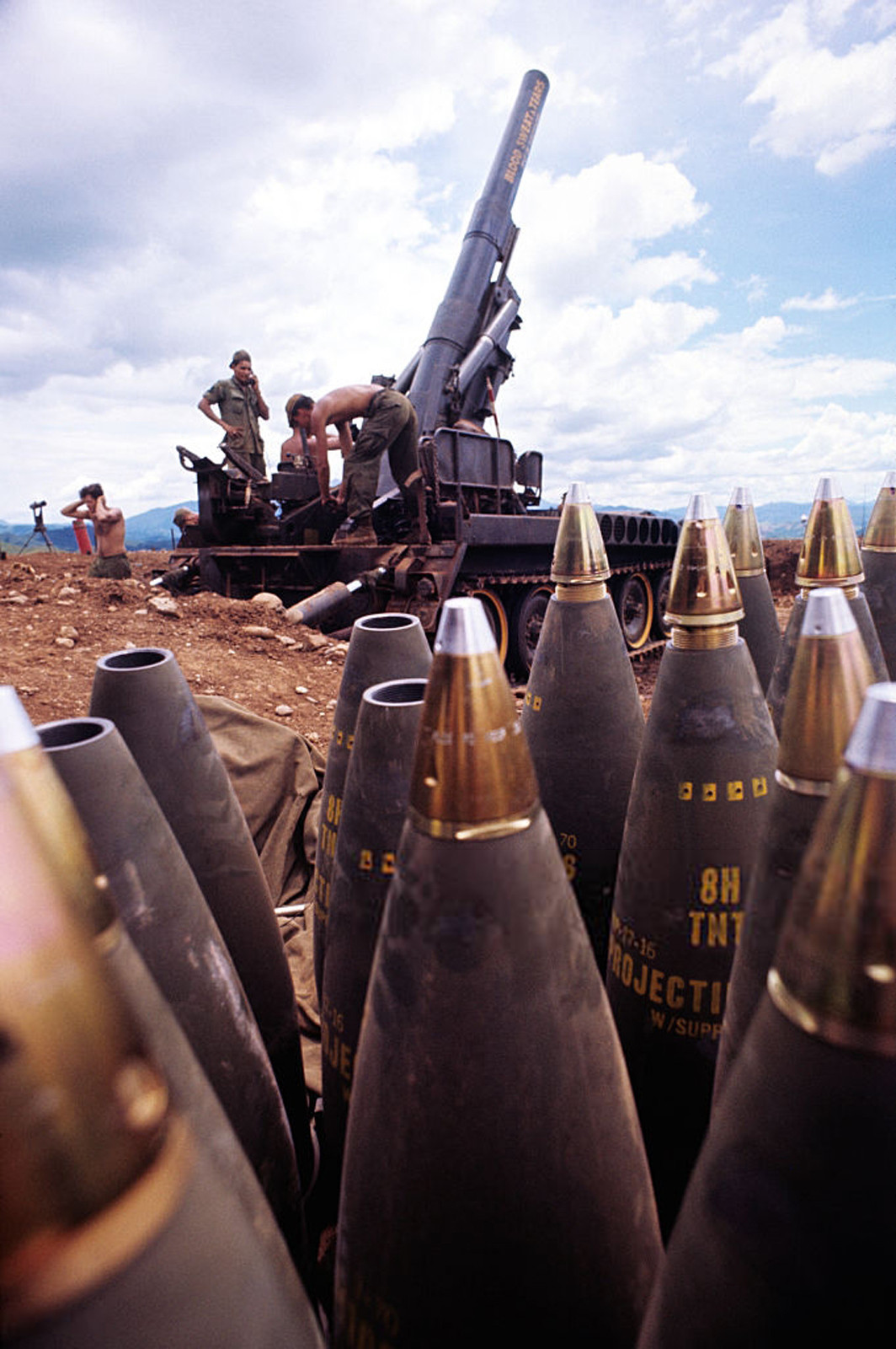 Cận cảnh những quả đạn pháo nằm gần cỗ pháo tự hành. Trại Carroll được trang bị 80 khẩu pháo, trong đó có pháo tự hành M107 175mm, được mệnh danh là "Vua chiến trường".