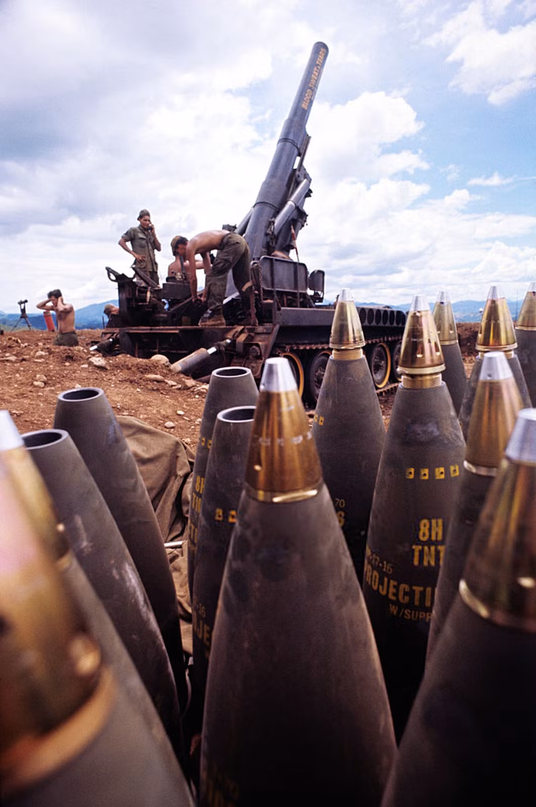 Cận cảnh những quả đạn pháo nằm gần cỗ pháo tự hành. Trại Carroll được trang bị 80 khẩu pháo, trong đó có pháo tự hành M107 175mm, được mệnh danh là "Vua chiến trường".